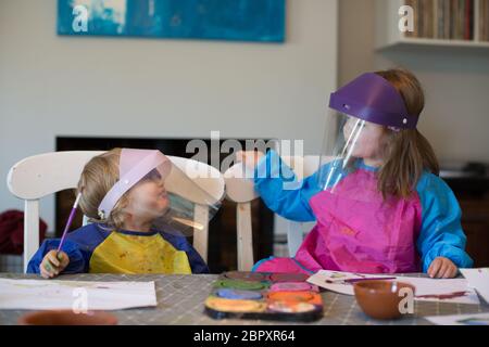 Kinder tragen Visiere während der Covid 19 Pandemie 2020 Stockfoto