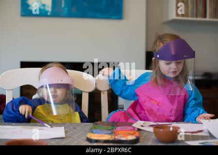 Kinder tragen Visiere während der Covid 19 Pandemie 2020 Stockfoto