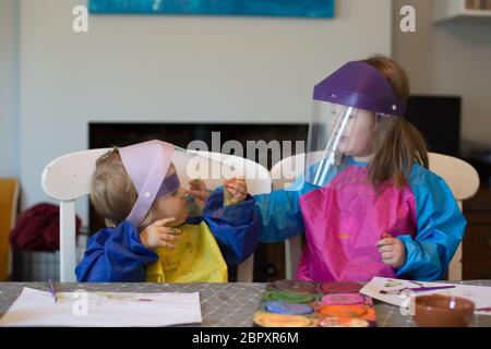 Kinder tragen Visiere während der Covid 19 Pandemie 2020 Stockfoto