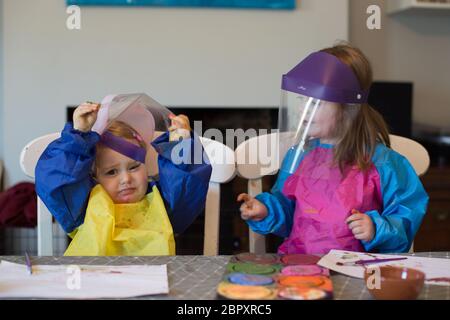 Kinder tragen Visiere während der Covid 19 Pandemie 2020 Stockfoto