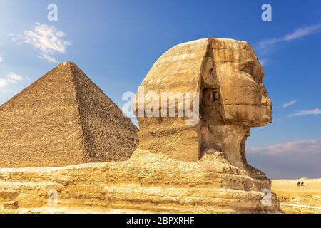 Die Große Sphinx und die Pyramiden von Cheops, Giza, Ägypten. Stockfoto