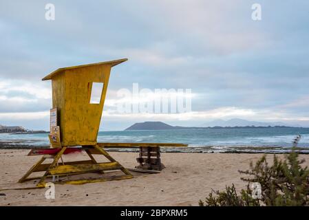 Gelbe Rettungsschwimmer-Station am Strand von Corralejo, Fuerteventura, Kanarische Inseln. Stockfoto