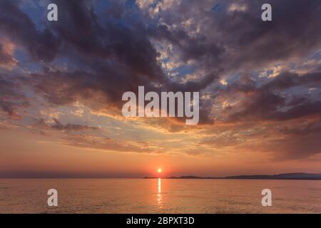 Sonnenaufgang am Meer, in Chalkidiki, Griechenland Stockfoto