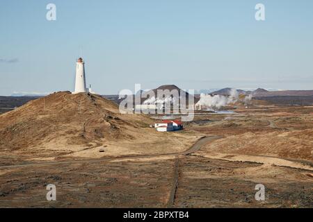 Reykjanes Leuchtturm in Island mit Gunnuhver geotermal Bereich im Hintergrund Stockfoto