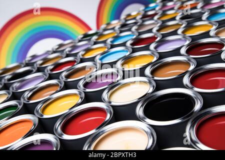 Paint Cans Farbpalette und Regenbogenfarben Stockfoto