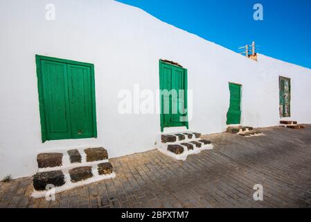 Typische Kanarische Häuser mit grünen Türen oder Fenstern in Teguise auf der Insel Lanzarote, Kanarische Inseln, Spanien Stockfoto