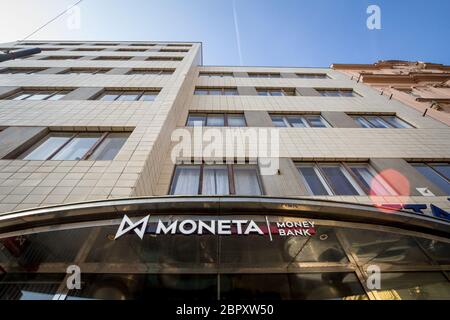 PRAG, TSCHECHIEN - 31. OKTOBER 2019: Moneta Money Bank Logo vor ihrem Büro in Prag. Moneta Money Bankist eine tschechische Bank, die sich auf Haushälterin spezialisiert hat Stockfoto