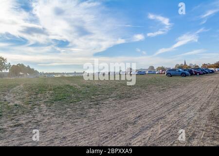 Staubigen Parkplatz Landschaft auf einem Feld mit vielen Staub bedeckt Autos am Abend mal in Süddeutschland Stockfoto