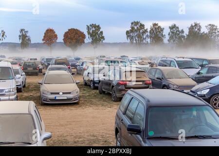 Staubigen Parkplatz Landschaft auf einem Feld mit vielen Staub bedeckt Autos am Abend mal in Süddeutschland Stockfoto