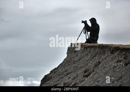 Silhouette der Landschaft Fotograf in der Dämmerung Stockfoto