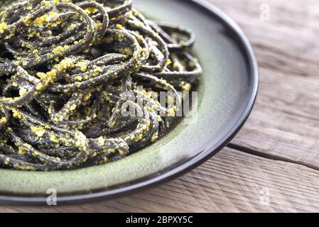Schwarze Nudeln mit Pesto Stockfoto