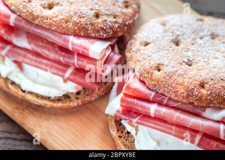 Scheiben von Jamon und Sandwich mit Frischkäse Stockfoto