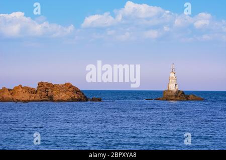 Leuchtturm auf der kleinen Insel im Schwarzen Meer Stockfoto