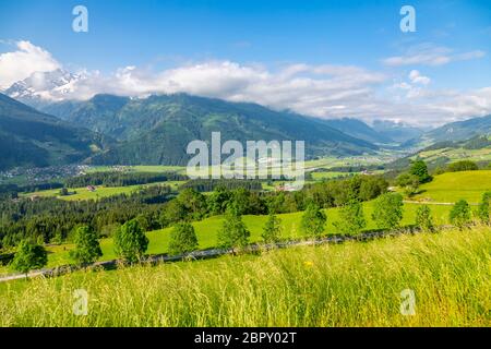 Erhöhte Sicht auf die Landschaft bei Mittersill, Pinzgau Region der Alpen, Salzburg, Österreich, Europa Stockfoto