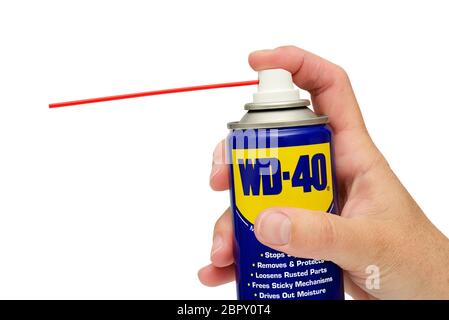 WD 40 Schmiermittel in einem Spray kann gegen einen weißen Hintergrund gehalten Stockfoto