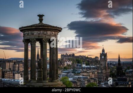 Blick über die Stadt Edinburgh von Calton Hill in der Dämmerung. Stockfoto