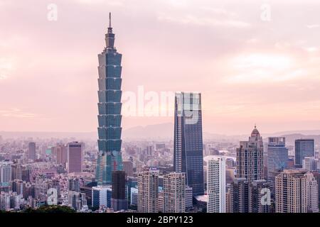 Taipeh, Taiwan, 27. Mai 2018:- Taipeh am Abend Stockfoto