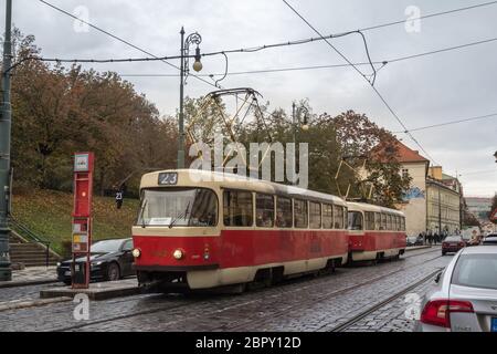 PRAG, TSCHECHIEN - 2. NOVEMBER 2019: Prager Straßenbahn, oder genannt Prazske tramvaje, Tatra T3 Modell, auf der Haltestelle in Zizkov Bezirk von DPP verwaltet, ist es die Stockfoto