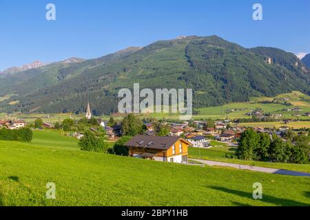 Erhöhte Sicht auf Berge und Dorf bei Mittersill, Pinzgau Region der Alpen, Salzburg, Österreich, Europa Stockfoto