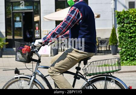Mann fährt ein Fahrrad in einer Schutzmaske Stockfoto