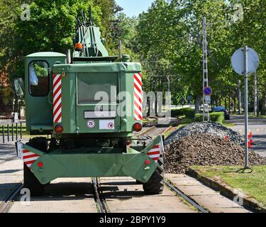 Grabber Bagger steht an der Eisenbahnkonstruktion Stockfoto