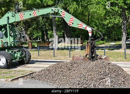 Grabber Bagger steht an der Eisenbahnkonstruktion Stockfoto