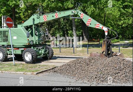 Grabber Bagger steht an der Eisenbahnkonstruktion Stockfoto