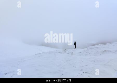 High Mountain Pass im höheren Trans Himalaya, Himachal Pradesh, Indien. Ein Führer, der nach einem Weg, um voran zu gehen. Stockfoto