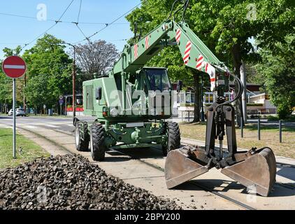 Grabber Bagger steht an der Eisenbahnkonstruktion Stockfoto