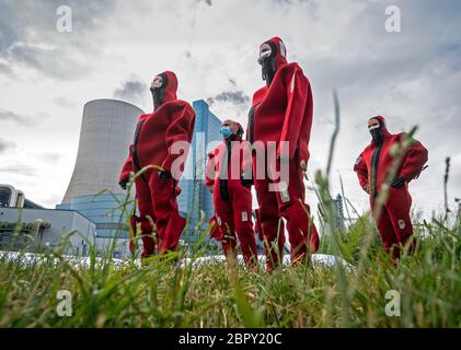 Datteln, Deutschland. Mai 2020. Greenpeace-Aktivisten in roten Neoprenanzügen stehen vor dem Kohlekraftwerk Datteln 4 und schwammen dann mit einem Banner im angrenzenden Dortmund-Ems-Kanal. Das Kohlekraftwerk im nördlichen Ruhrgebiet ist zum Symbol der energiepolitischen Debatte der Bundesregierung geworden. Das Kraftwerk des Düsseldorfer Energieunternehmens Uniper soll im Sommer endgültig ans Netz gehen. Der Betreiber Uniper hat eine Online-Einladung zu seiner Hauptversammlung am 20.05.2020 erteilt. Quelle: Bernd Thissen/dpa/Alamy Live News Stockfoto