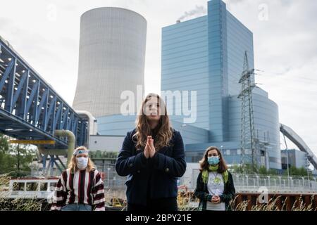 Datteln, Deutschland. Mai 2020. Luisa Neubauer (M) von Fridays for Future spricht mit Abstand zu anderen Rednern bei einer gemeinsamen Kundgebung mit Greenpeace vor dem Kohlekraftwerk Datteln 4 das Kohlekraftwerk Datteln 4 im nördlichen Ruhrgebiet ist zum Symbol der Debatte um den Bund geworden Energiepolitik der Regierung. Das Kraftwerk des Düsseldorfer Energieunternehmens Uniper soll im Sommer endgültig ans Netz gehen. Der Betreiber Uniper hat eine Online-Einladung zu seiner Hauptversammlung am 20.05.2020 erteilt. Quelle: Bernd Thissen/dpa/Alamy Live News Stockfoto