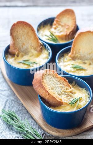 Schalen der Zwiebel Suppe auf dem Holzbrett Stockfoto