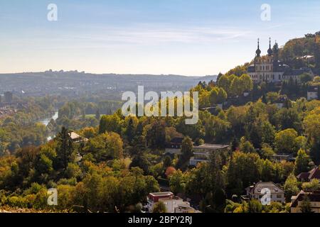 Fernsicht auf das Kaeppele, eine Kapelle in Würzburg, eine fränkische Stadt in Bayern, Deutschland Stockfoto