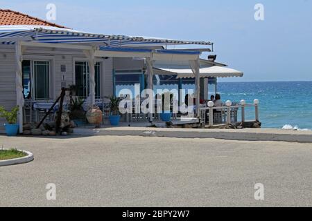 Skala Fourkas, Chalkidiki/Griechenland – 6. August 2015: Traditionelle griechische Taverne an der Küste der Ägäis Stockfoto