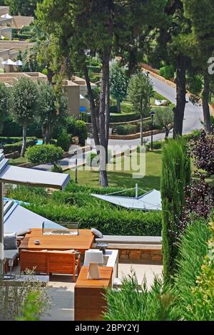 Sani, Halkidiki/Griechenland - 6. August 2015: Blick auf den luxuriösen Hotelgarten in Sani, Kassandra, Halkidiki, Mazedonien, Griechenland. Stockfoto