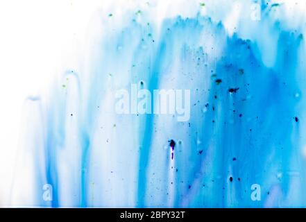 Tinte in Wasser. Zusammenfassung Hintergrund. . Tinte in Wasser. Tinte in Wasser auf weißem Hintergrund. Farbige Tinte in Wasser. Stockfoto