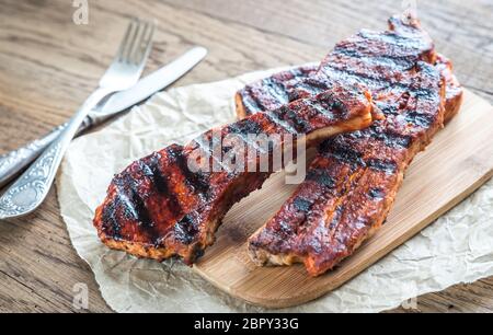 Gegrillte Schweinerippchen auf das Backpapier Stockfoto