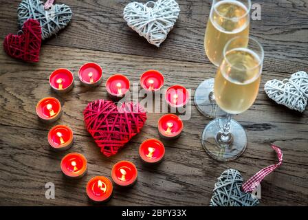 Zwei Gläser Champagner innerhalb des brennenden Kerzen Stockfoto