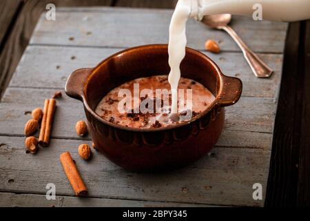 Gesundes Frühstück. Müsli mit Kakao und Milch. Mandelmilch mit Getreide Stockfoto