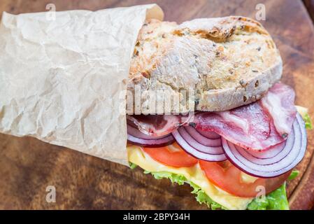 Sandwich mit Schinken, Käse und frischem Gemüse Stockfoto