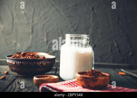 Gesundes Frühstück. Müsli mit Kakao und Milch. Mandelmilch mit Getreide Stockfoto