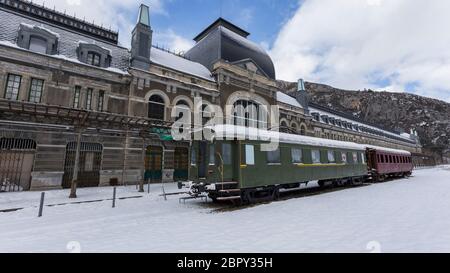 Verlassenen alten Bahnhof in Canfranc, in Spanisch Pirineos Berg, in der Nähe der Grenze zu Frankreich. Foto im Winter nach einem Schneefall. Stockfoto