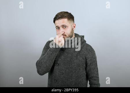 Enttäuscht Männlich Unangenehme, Bedeckte Nase Mit Der Hand Von Bad Smell Stockfoto