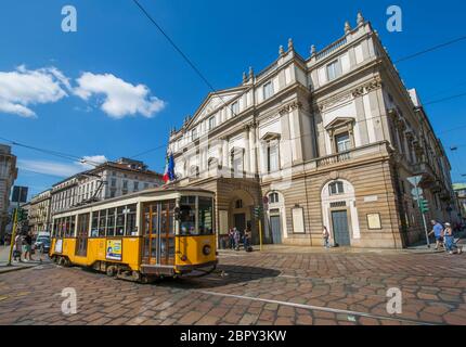 Stadtbahn vorbei am Teatro alla Scala, Opernhaus an der Via Alessandro Manzoni, Mailand, Lombardei, Italien, Europa Stockfoto