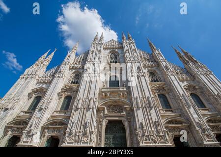 Blick auf den Mailänder Dom in Piazza Del Duomo gegen blauen Himmel, Mailand, Lombardei, Italien, Europa Stockfoto