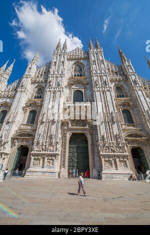 Blick auf den Mailänder Dom in Piazza Del Duomo gegen blauen Himmel, Mailand, Lombardei, Italien, Europa Stockfoto