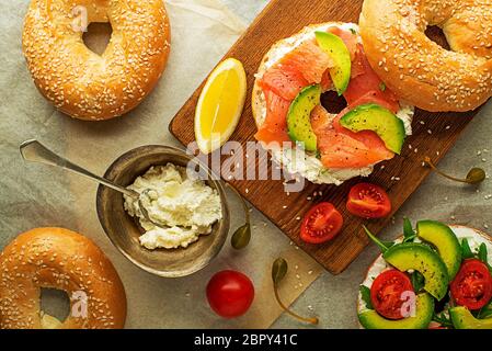 Bagel Sandwich mit Avocado lachs Frischkäse. Gesundes Essen. Stockfoto