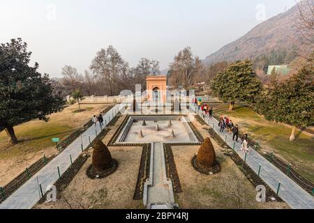 Blick auf den Landschaftsgarten am berühmten Pari mahal in der Stadt Srinagar in Kaschmir Stockfoto