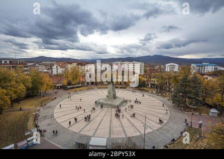 KRALJEVO, SERBIEN - 10. NOVEMBER 2019: Denkmal für den serbischen Soldaten, genannt Milutin, auf dem Hauptplatz von Kralevo, Trg SRPSKIH Ratnika, ein großes lan Stockfoto