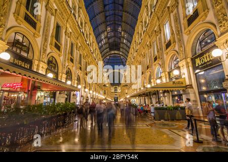 Blick in das Innere der Galleria Vittorio Emanuele II leuchtet in der Dämmerung, Mailand, Lombardei, Italien, Europa Stockfoto